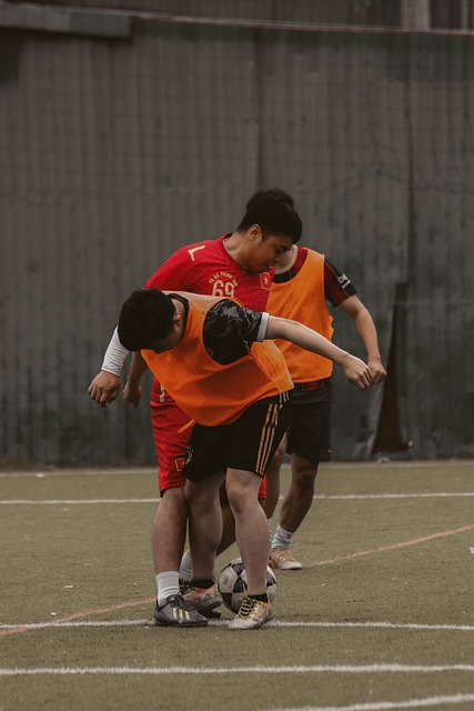 歐冠賽後巴薩隊長梅西與尤文老將布馮交換球衣.